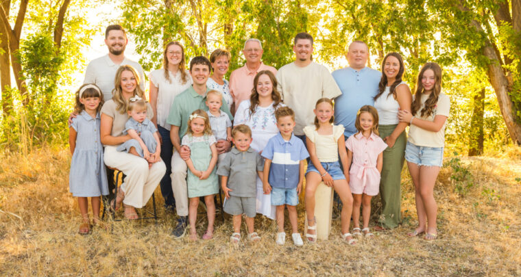 Extended Family Photo Session at Utah Lake | Large Group Photographer in Utah